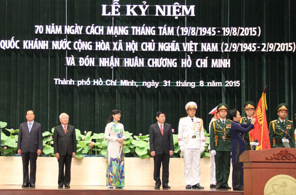 Phó Chủ tịch nước Nguyễn Thị Doan trao Huân chương Hồ Chí Minh cho TP Hồ Chí Minh.