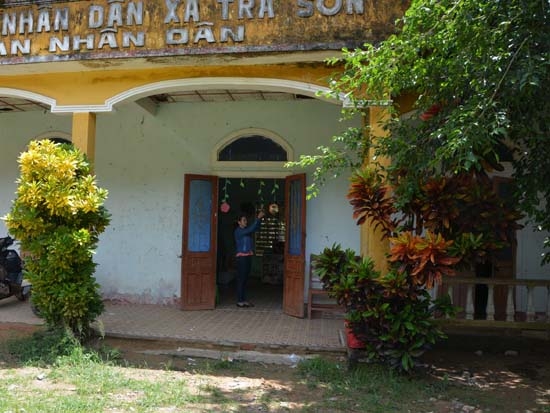 Trường Mẫu giáo xã Trà Sơn học nhờ trong trụ sở UBND xã.
