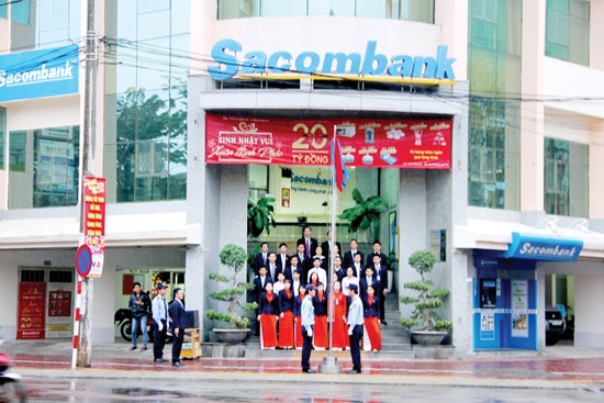 Nghi lễ chào cờ đầu tuần của CBNV chi nhánh Sacombank Quảng Ngãi.