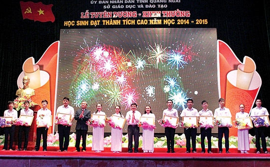 Lãnh đạo tỉnh trao thưởng cho HS đạt thành tích cao trong năm học 2014- 2015.               Ảnh: T.P