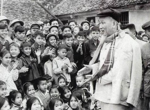 Bác Hồ nói chuyện với các cháu thiếu nhi trong dịp Người về thăm và chúc tết đồng bào tỉnh Hà Bắc ngày 9/2/1967.