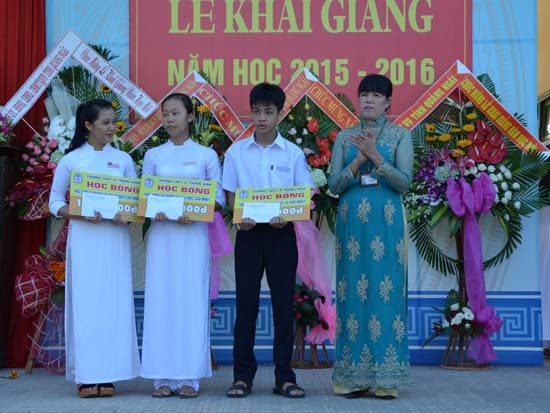 Cô Phan Thị Minh- Hiệu trưởng nhà trường trao thưởng cho các em học sinh là thủ khoa của Trường.