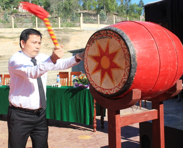 Phó Bí thư tỉnh ủy Trần Văn Minh đánh trống khai giảng, báo hiệu năm học mới bắt đầu.