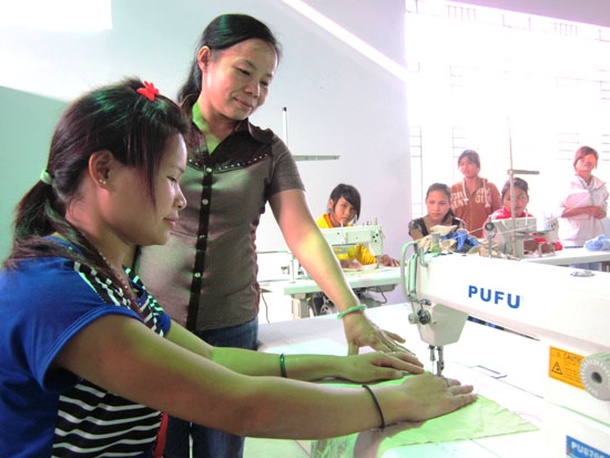 Huyện Trà Bồng chú trọng đào tạo nghề, giải quyết việc làm nhằm tăng thu nhập cho người nghèo.