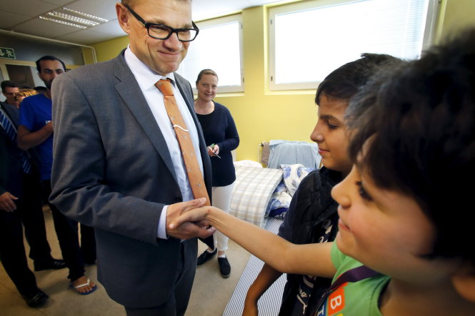 Thủ tướng Sipila đến thăm người tị nạn tại một trung tâm tiếp đón ở miền bắc Phần Lan Ảnh: Reuters