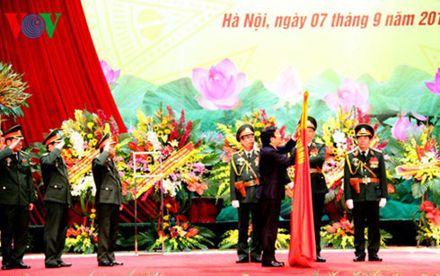 Chủ tịch nước gắn Huân chương Quân công lên lá cờ truyền thống của Bộ Tổng Tham mưu QĐND Việt Nam