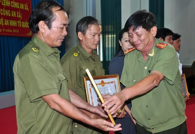 Đại tá Huỳnh Ngọc Phương- Phó Tổng Cục trưởng Cục xây dựng phong trào toàn dân bảo vệ ANTQ Bộ Công an trao Bằng khen của Bộ Công an cho các cá nhân