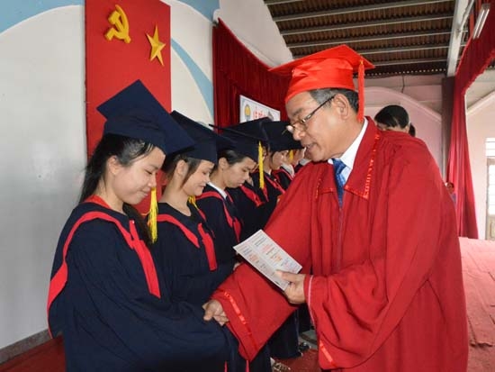 Lãnh đạo nhà trường trao bằng tốt nghiệp cho sinh viên.