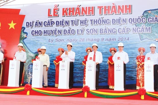 Thủ tướng Nguyễn Tấn Dũng cùng đại diện các Bộ, ngành, EVN chính thức đóng điện lưới quốc gia cho đảo Lý Sơn.                                                                                                                                                                                         Ảnh: PV