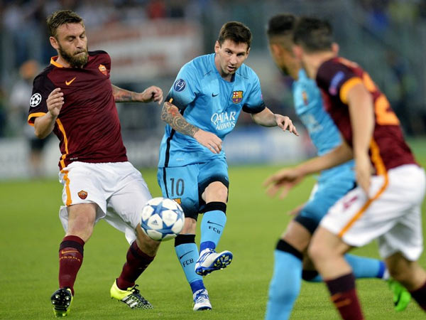  Messi nỗ lực dứt điểm trước các hậu vệ AS Roma