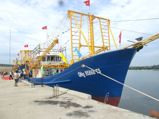 Tàu vỏ thép đầu tiên QNg 95868 TS của ông Nguyễn Hữu Ngọt, xã Bình Chánh (Bình Sơn) được Agribank Quảng Ngãi giải ngân cho vay đóng theo Nghị định 67.