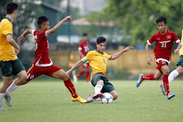 U16 Việt Nam (đỏ) đã chơi đầy cố gắng - Ảnh: Gia Hưng