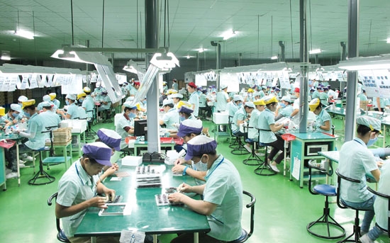 Công ty Điện tử Foster Quảng Ngãi giải quyết việc làm cho hơn 2.500 lao động.                  Ảnh: H.HÀ