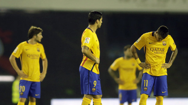  Các cầu thủ Barcelona gục đầu thất vọng trong trận thua Celta Vigo 1-4 - Ảnh: Reuters
