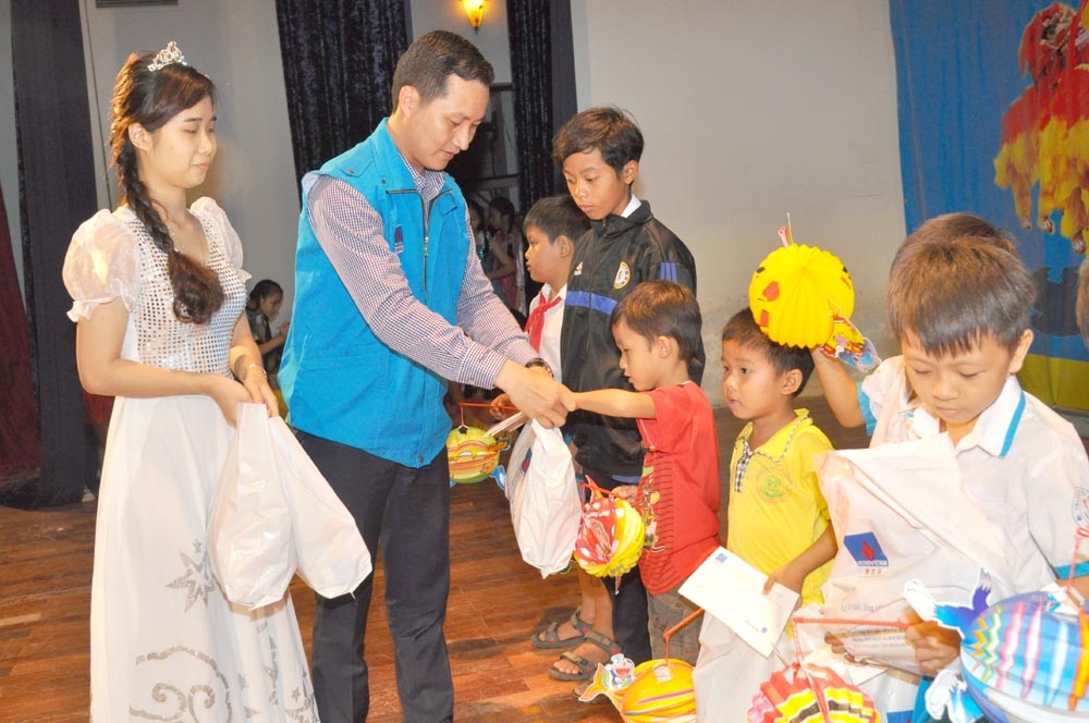 Anh Phạm Minh Nghĩa- Bí thư Đoàn thahh niên BSR tặng quà cho các em thiếu nhi các xã ven biển khu Đông Bình Sơn.