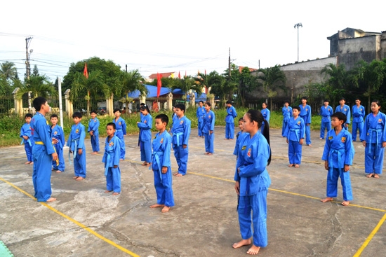 Các em học sinh trên địa bàn huyện Sơn Tịnh tham gia một lớp võ Vovinam.