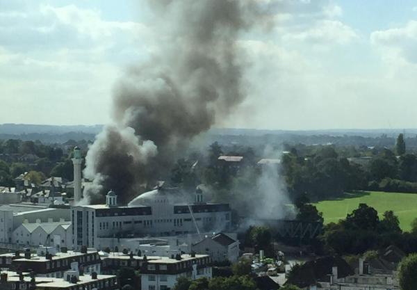 Khói bốc lên từ đám cháy nhà thờ ở nam London - Ảnh: RT
