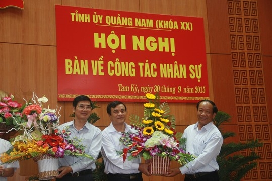  Ông Nguyễn Ngọc Quang (trái) và ông Phan Việt Cường (giữa) nhận hoa chúc mừng