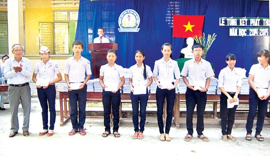 Hội Khuyến học tỉnh trao học bổng cho học sinh nghèo vượt khó tại Trường THCS Tịnh Phong (Sơn Tịnh).