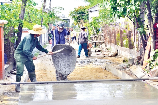 Phát huy sức dân trong làm đường giao thông nông thôn ở xã Bình Chánh (Bình Sơn).