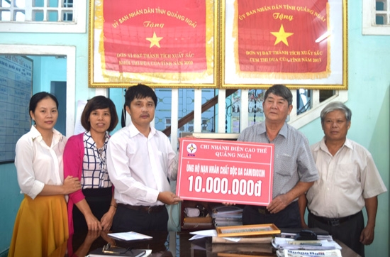 Đại diện Chi nhánh Điện cao thế Quảng Ngãi trao tiền ủng hộ cho Hội NNCĐDC tỉnh.