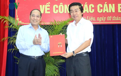 Ông Võ Văn Dũng (phải) nhận Quyết định điều động làm Phó Trưởng Ban Nội chính Trung ương