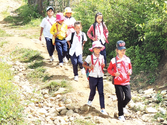 Nhiều học sinh hằng ngày phải đi học từ rất sớm, băng qua nhiều ngọn núi, con suối mới đến được trường kịp giờ học.