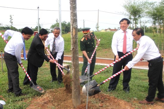 Các đồng chí lãnh đạo trồng cây lưu niệm tại Khu lưu niệm Thủ tướng Phạm Văn Đồng.