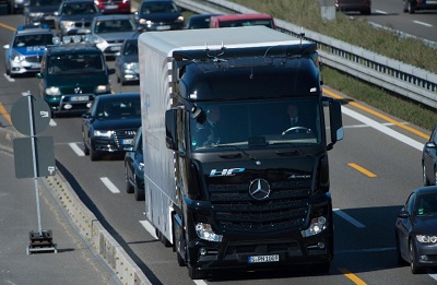 Chiếc xe tải tự lái Mercedes-Benz Actros. Ảnh: AFP