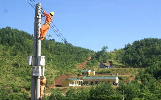  Nhân viên kỹ thuật Công ty Điện lực Quảng Ngãi kiểm tra đường dây trước khi đấu nối điện cho người dân vùng lõm Sơn Hà.