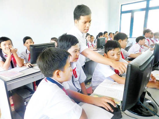 Nhiều trường ở các huyện miền núi đã áp dụng CNTT vào lớp học. Trong ảnh: Một lớp học ở thị trấn Trà Xuân (Trà Bồng).