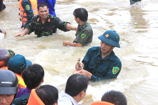 Các thành viên trong Ban Chỉ huy PCTT& TKCN của huyện Sơn Hà nỗ lực cản dòng nước chảy xiết uy hiếp nhà dân vào trận lũ tháng 3.2015.