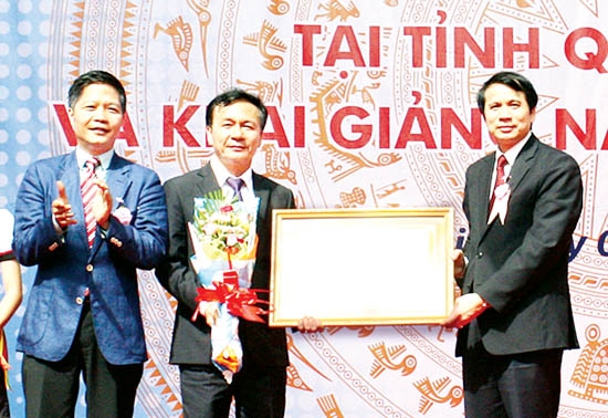 Thứ trưởng Bộ GD&ĐT Phạm Mạnh Hùng (bên phải) cùng Thứ trưởng Bộ Công thương Trần Tuấn Anh trao Quyết định thành lập phân hiệu cho BGH nhà trường.                    Ảnh: T.P