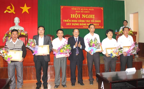 Phó Bí thư Tỉnh ủy Nguyễn Thanh Quang chúc mừng các tập thể, cá nhân có thành tích xuất sắc trong năm 2014