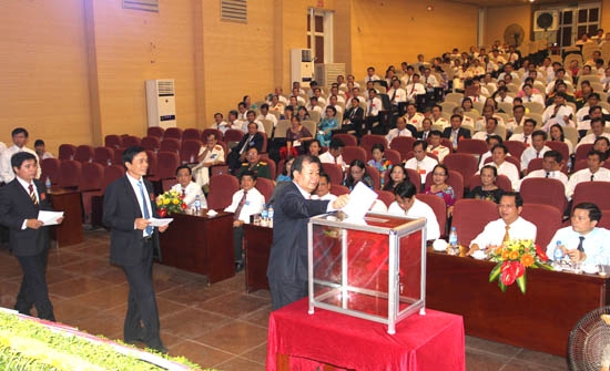 Bỏ phiếu bầu BCH tại Đại hội đại biểu Đảng bộ thành phố Quảng Ngãi nhiệm kỳ 2010 - 2015.
