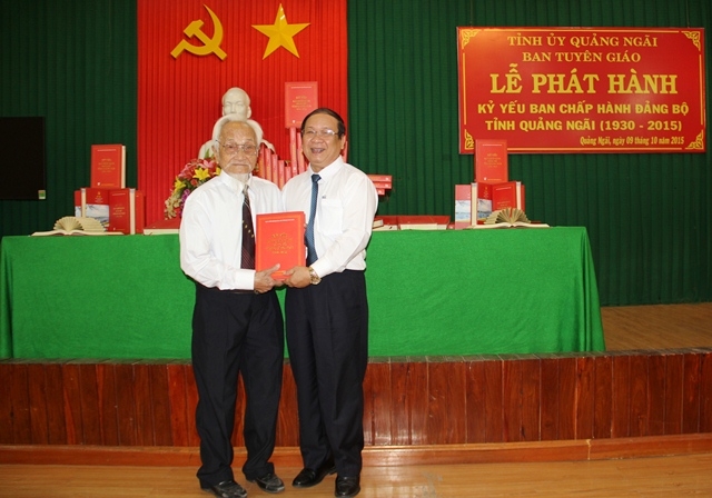 Phó Bí thư Thường trực Tỉnh ủy Nguyễn Thanh Quang tặng sách Kỷ yếu cho đồng chí Phạm Thanh Biền