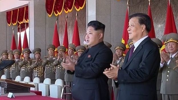 Lãnh đạo Triều Tiên Kim Jong Un (giữa) trên khán đài lễ duyệt binh ngày 10-10. Ảnh chụp màn hình.
