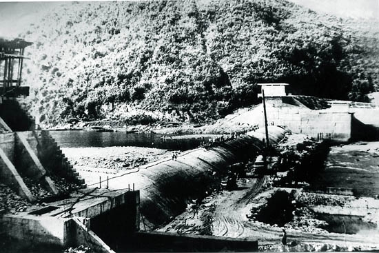 Công trình thủy lợi Thạch Nham lúc đang thi công vào năm 1986. Ảnh: Tư l iệu