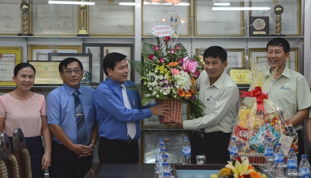 Phó Bí thư Tỉnh ủy Trần Văn Minh tặng hoa chúc mừng cán bộ, nhân viên Công ty CP Đường Quảng Ngãi.