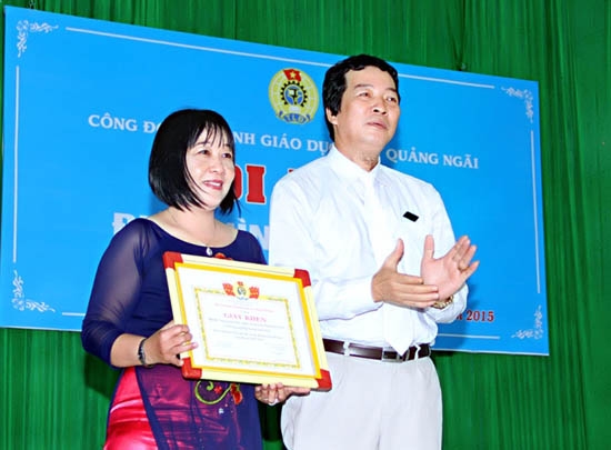 Giám đốc Sở Giáo dục và Đào tạo Đoàn Dụng khen thưởng cho tập thể Trung tâm Dạy nghề - Giáo dục thường xuyên và Hướng nghiệp huyện Sơn Tịnh.                                      Ảnh: PV