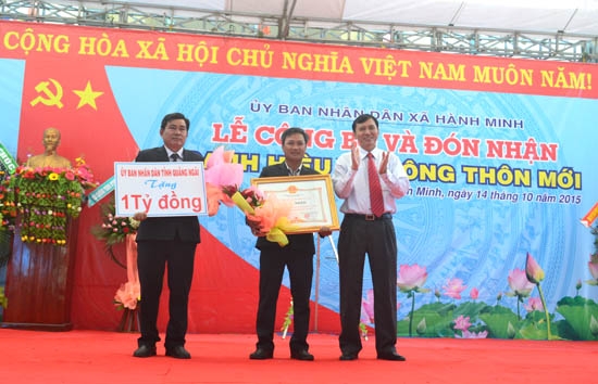 Phó Chủ tịch UBND tỉnh Phạm Trường Thọ trao Bằng Công nhận xã đạt chuẩn NTM cho xã Hành Minh.