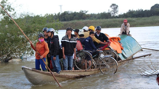 Mưa lũ về học sinh cùng với người dân thôn Ân Phú lại đối diện với nỗi lo khi qua lại sông Trà.