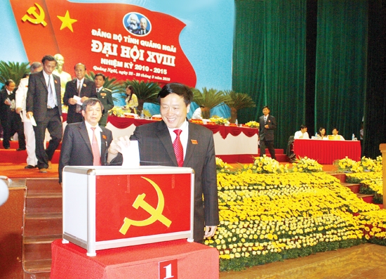 Các đồng chí lãnh đạo tỉnh bỏ phiếu tại Đại hội Đảng bộ tỉnh Quảng Ngãi lần thứ XVIII, nhiệm kỳ 2010-2015. Ảnh: H. TRIỀU