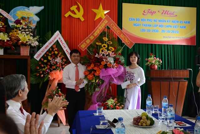 Bí thư Tỉnh ủy, Chủ tịch HĐND tỉnh Lê Viết Chữ chúc mừng Hội LHPN tỉnh.