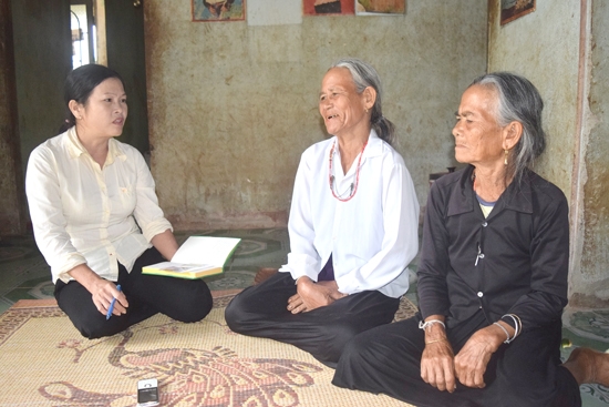 Chị Thủy - cộng tác viên XKLĐ xã Sơn Cao (bên trái) đến thăm hỏi gia đình về tình hình làm việc của anh Đinh Văn Si.