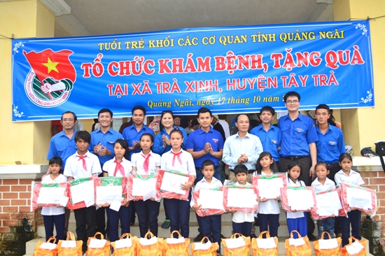  Đoàn Khối Các cơ quan tỉnh tặng quà cho đồng bào nghèo ở xã Trà Xinh.