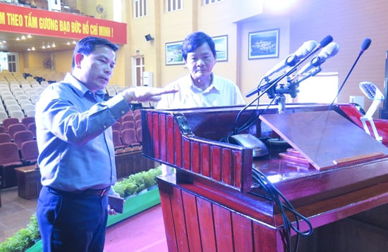 Phó Bí thư Tỉnh ủy Trần Văn Minh kiểm tra hệ thống âm thanh