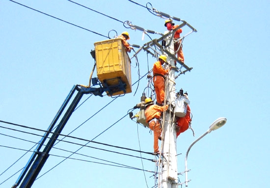 Lắp đặt thiết bị trên lưới điện đảm bảo cấp điện thông suốt.                                         Ảnh: P.V