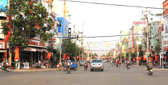 Đường phố Quảng Ngãi rực rỡ cờ hoa chào mừng Đại hội Đảng bộ tỉnh lần thứ XIX.         Ảnh: P.DANH