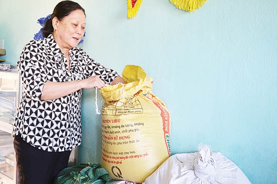  Phụ nữ xã Tịnh Giang (Sơn Tịnh) quyên góp gạo để giúp đỡ người nghèo.                  Ảnh: HIỀN THU